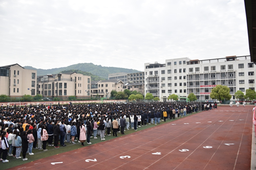 学校开展“追忆百年历史 赓续红色血脉”升国旗主题教育活动